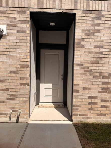 Building Photo - 2144 Salinas Dr