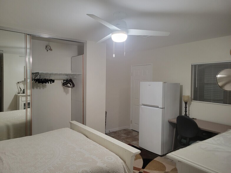 closet - 17446 Ludlow St