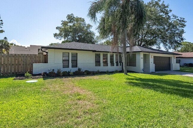 Building Photo - Beautiful pool home in Lockmar Estates