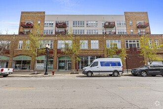 Building Photo - 1225 W Morse Ave