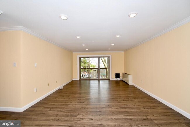 Building Photo - 10320 Westlake Dr