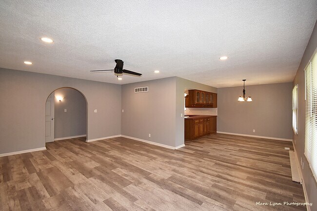 Building Photo - 106 W Kendall Dr
