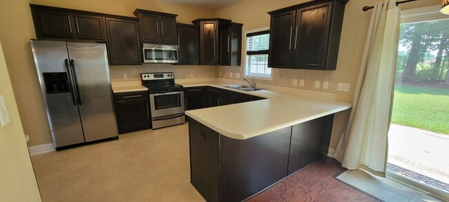 Building Photo - 4 bedroom 2.5 bathroom Home in Maidstone Park