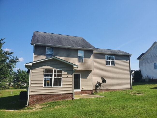 Building Photo - Charming 2 Story Home with Sun-Room!