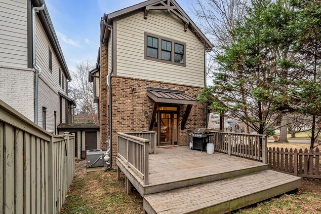Building Photo - 921 Hillview Heights