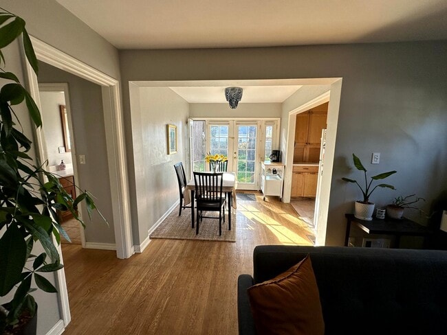 Building Photo - Charming Fully Furnished Bungalow Rental w...