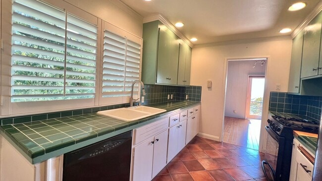 Building Photo - Mid-Century homes Rarely Available with Expansive Bay Views