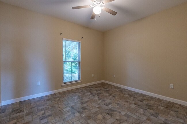 Building Photo - Available May 15!!! 3 bedroom, 2 bathroom home in Fairhope Rivermill Community