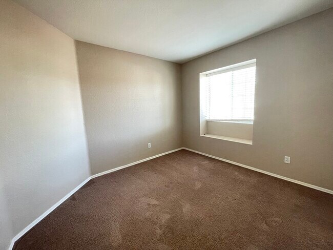 Building Photo - Carry Over Showing: This property has been...
