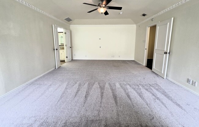 Building Photo - Large Duplex Unit just down the Street fro...