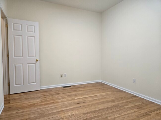 Building Photo - 511 Elm St