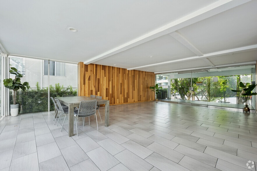 Lobby Photo - Studio City Mid Rise