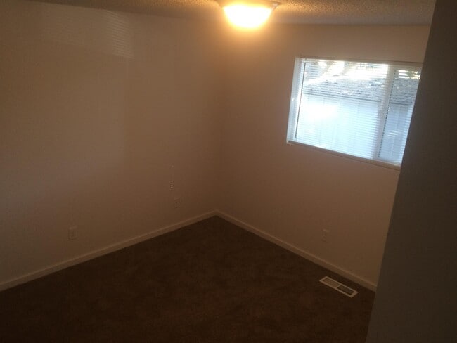 Building Photo - 3050 Brittany Dr