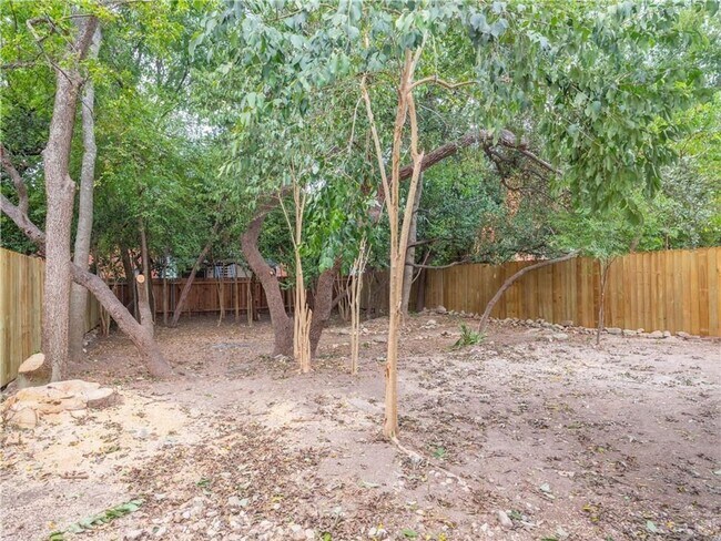 Building Photo - P1-7000 Circle South Road Austin, TX 78745