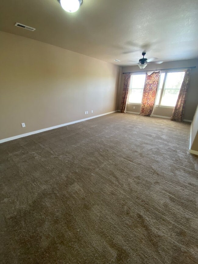 Building Photo - NE House Pet Friendly, 4 Bdrm, 2.5 Bath, Bonus Room, Office, Gas Heat/fireplace, A/C