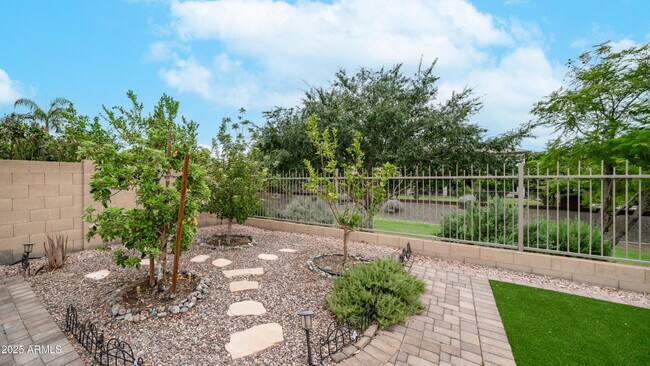 Building Photo - 5131 W El Cortez Trail