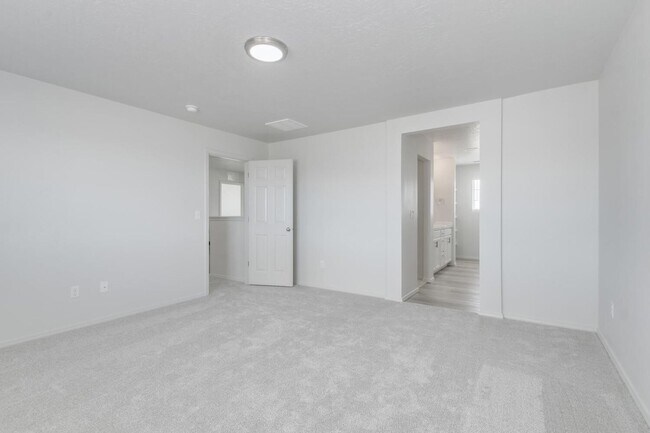 Building Photo - Newer 4 Bed / 2.5 Bath House For Rent _ Pl...