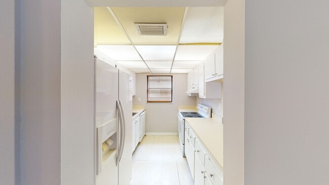 Building Photo - 1 Bed/ 1 Bath Near The Outlet Mall - *Wate...