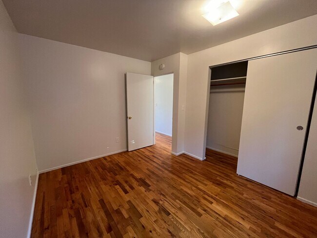 Building Photo - Large 2 BR 1 BA. Tabor/Montavilla!