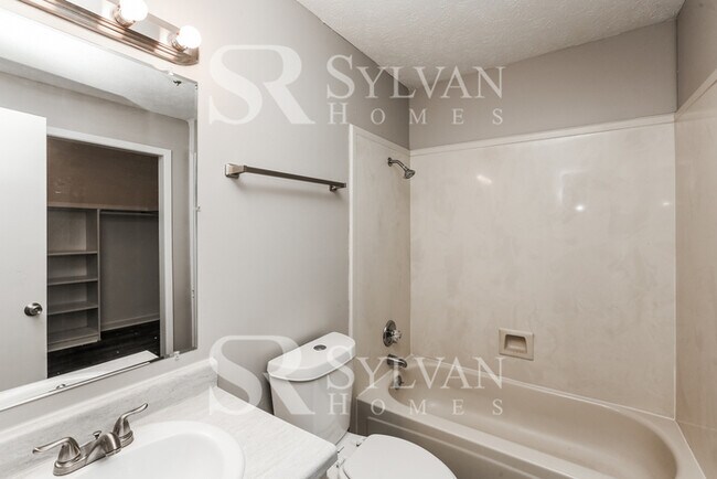 Building Photo - This 3 bedroom, 2 bathroom home on approxi...