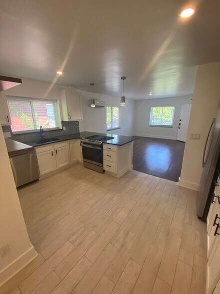 Tile kitchen with gas range and dishwasher - 3035 Cleinview Ave