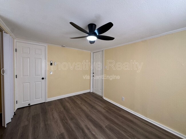 Building Photo - 205 Fern Dr
