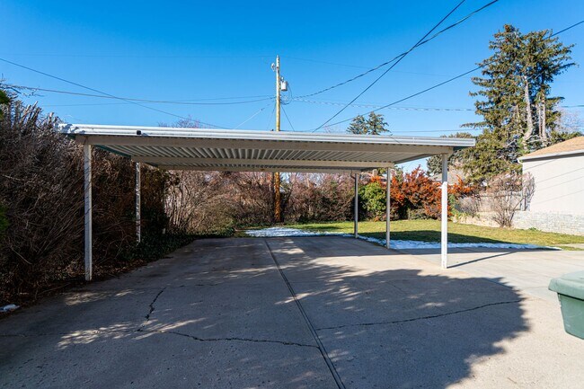 Building Photo - 3 Bed 1.5 Bath Updated Home with Private Fenced Backyard and Mountain Views