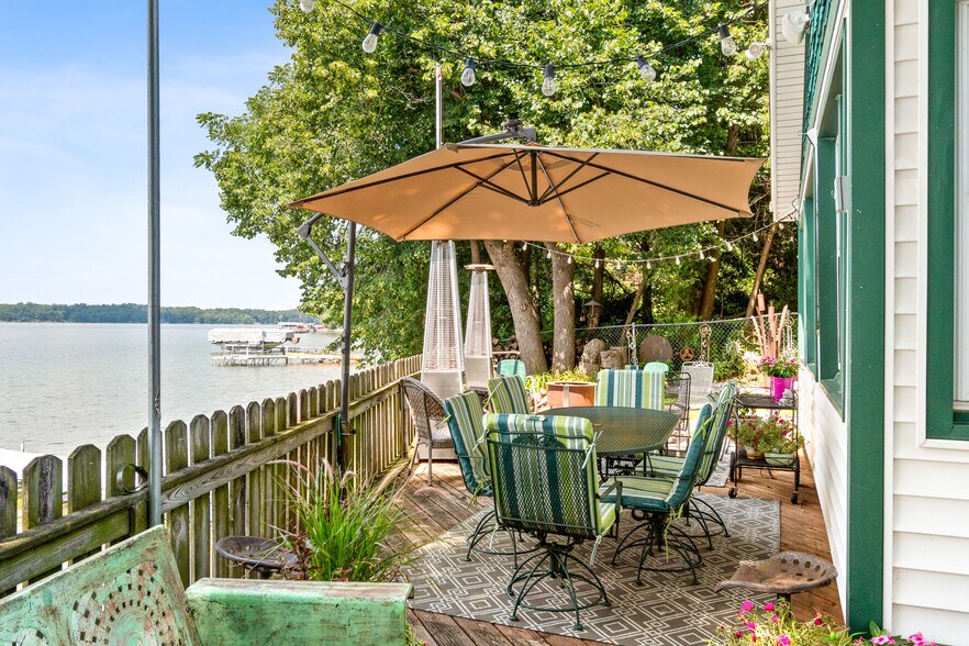 Deck - 123 S Ferry Dr