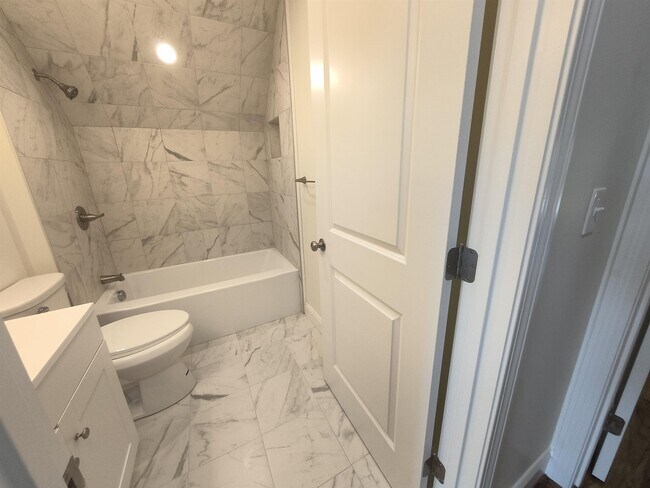 Building Photo - 386 Union Ave