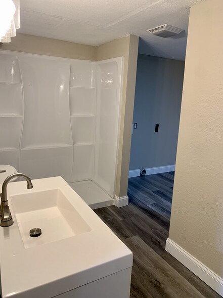 Primary bathroom - 821 W 7th St