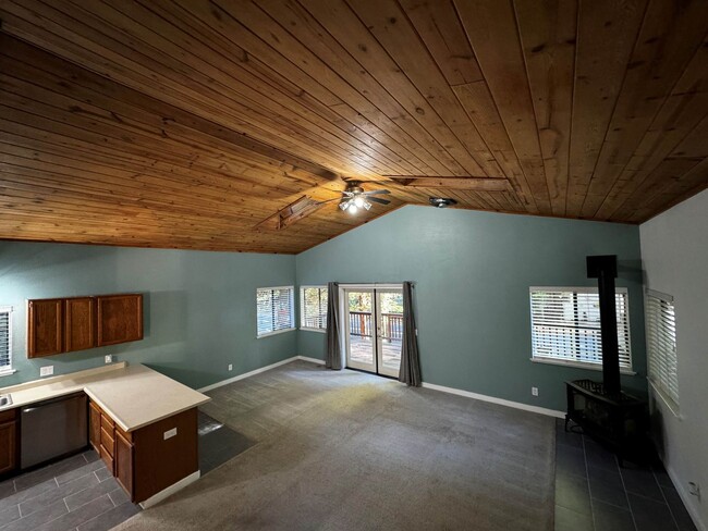 Building Photo - 1025 Square Foot three level private home ...