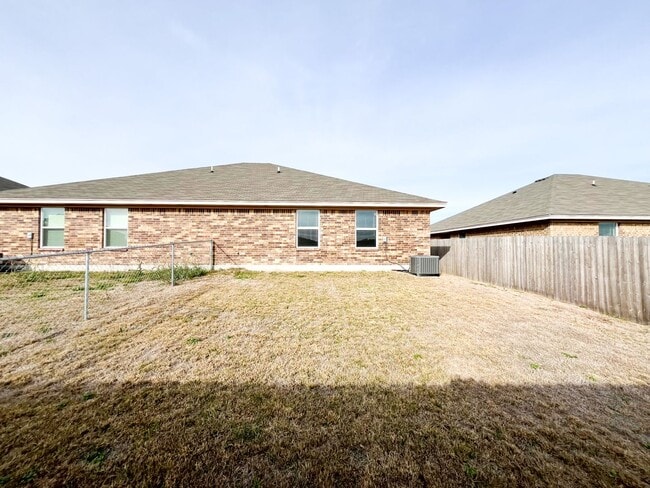 Building Photo - 1606 Risen Star Ln