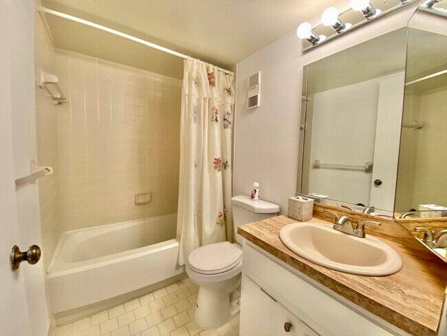 Building Photo - 1516 Mainsail Dr