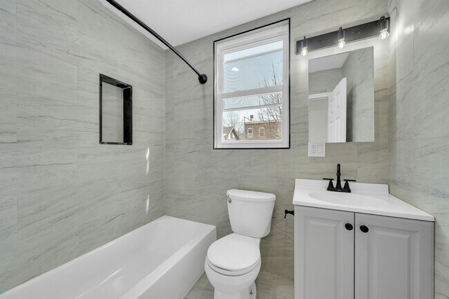 Building Photo - 811 Montgomery St