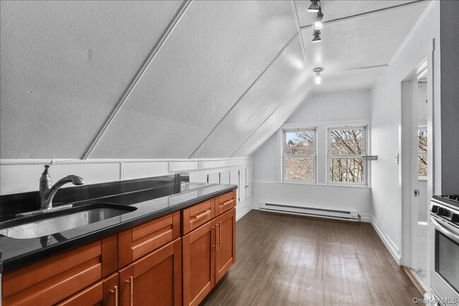 Building Photo - 7 Oak Ave