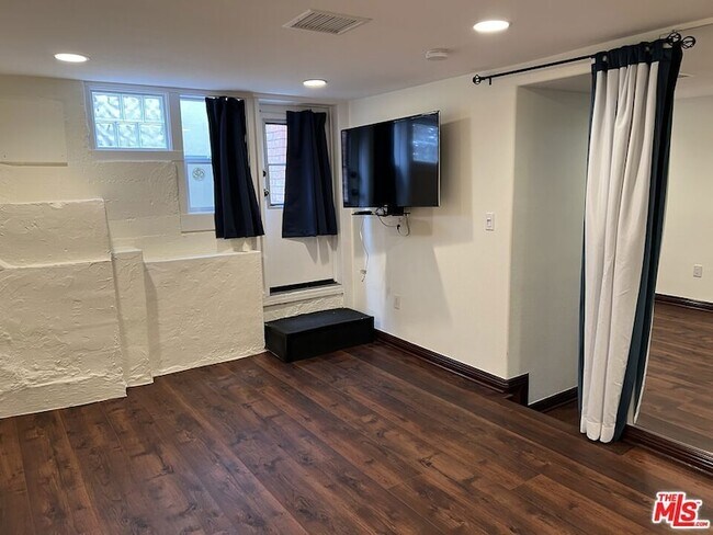 Building Photo - 1019 Camino Real