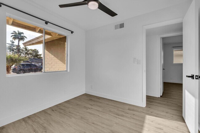 Building Photo - ASU 5 BEDROOM/ 2 BATH WITH POOL!!