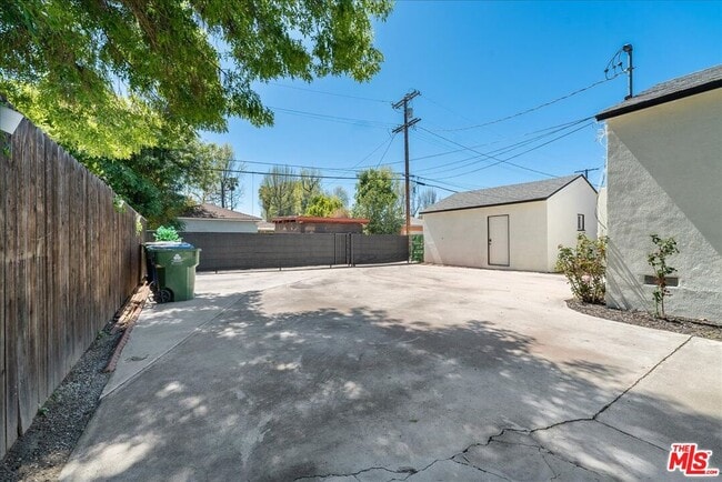 Building Photo - 17226 Vanowen St