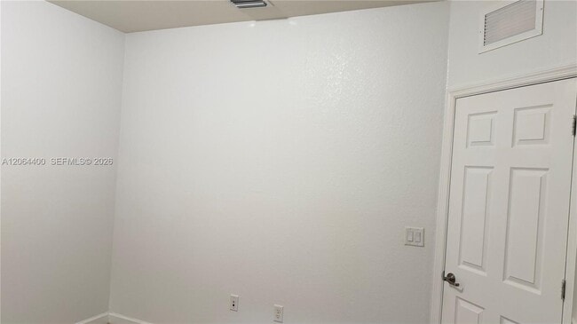 Building Photo - 737 SE 37th Pl