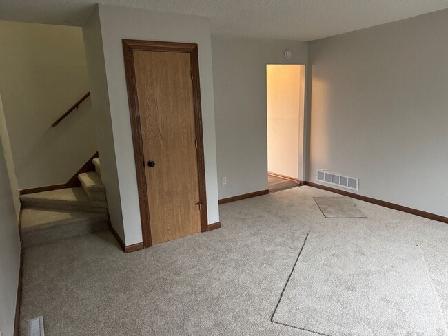 Building Photo - 2 bedroom duplex