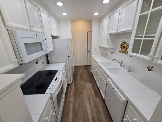 Building Photo - 2261 Armada Way