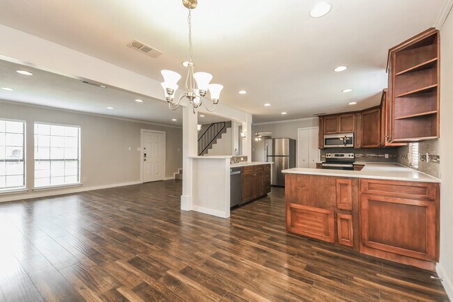 Building Photo - 2325 Woodhollow Ave