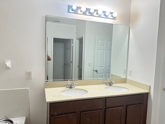 Building Photo - 477 Kestrel Dr