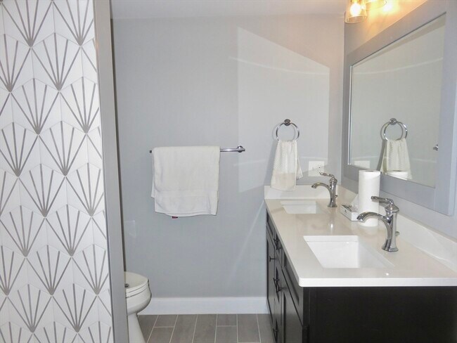 Building Photo - 32 Gale St