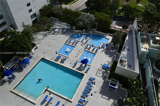 Building Photo - 1800 N Bayshore Dr