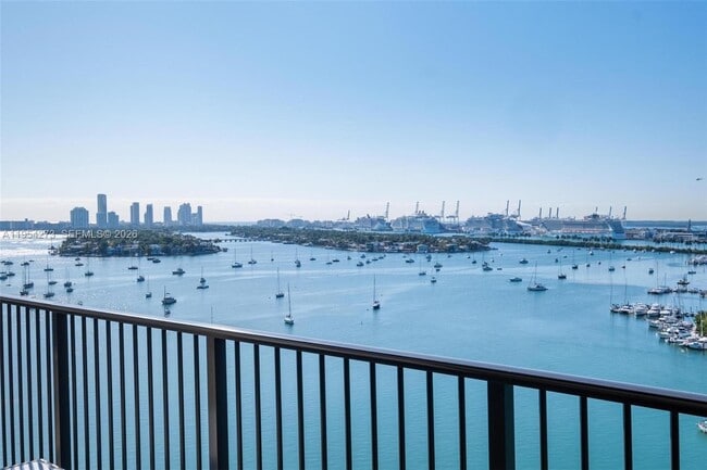 Building Photo - 1000 Venetian Way