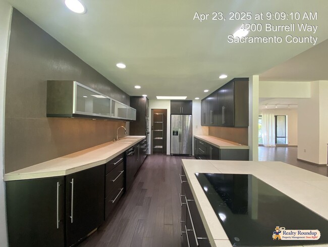 Building Photo - Sprawling Ranch with Open Floorplan & Exce...