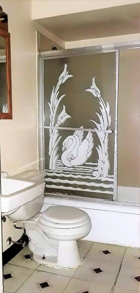 Bath with shower tub combo - 408 Brierly Ln