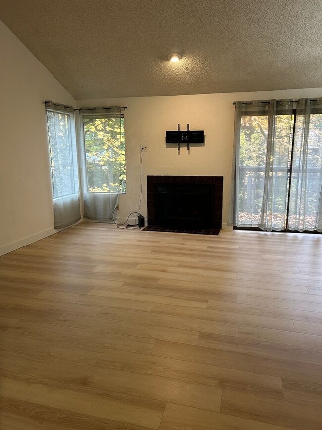 Building Photo - 2bd/1.5ba Tukwila Townhome