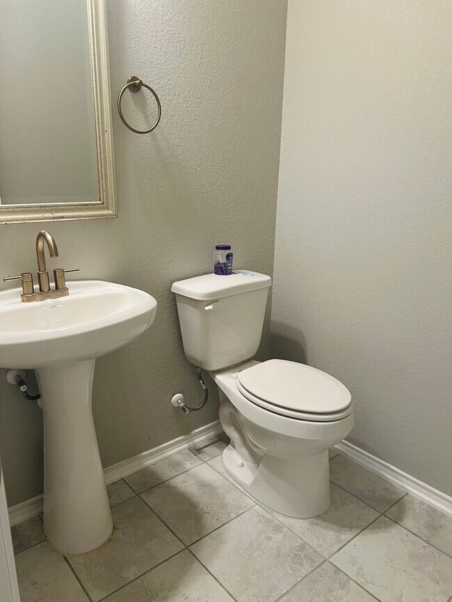 Building Photo - Tech Ridge Area Gem – Nearly 3,000 Sq Ft o...
